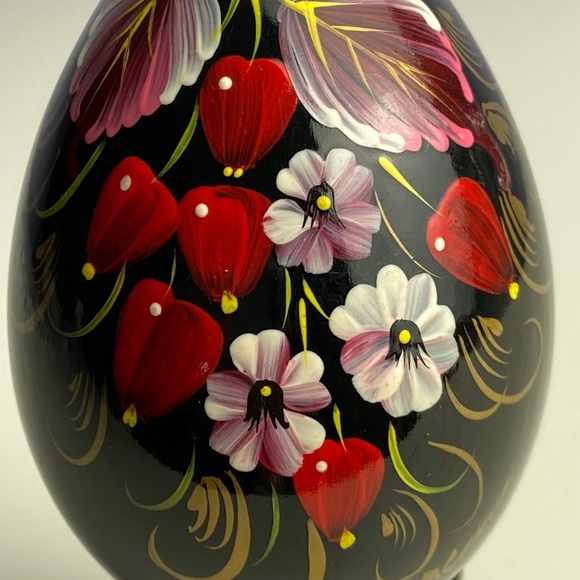 Hand painted wooden egg handcrafted in the Ukraine, and signed by artist - Picture 3 of 10